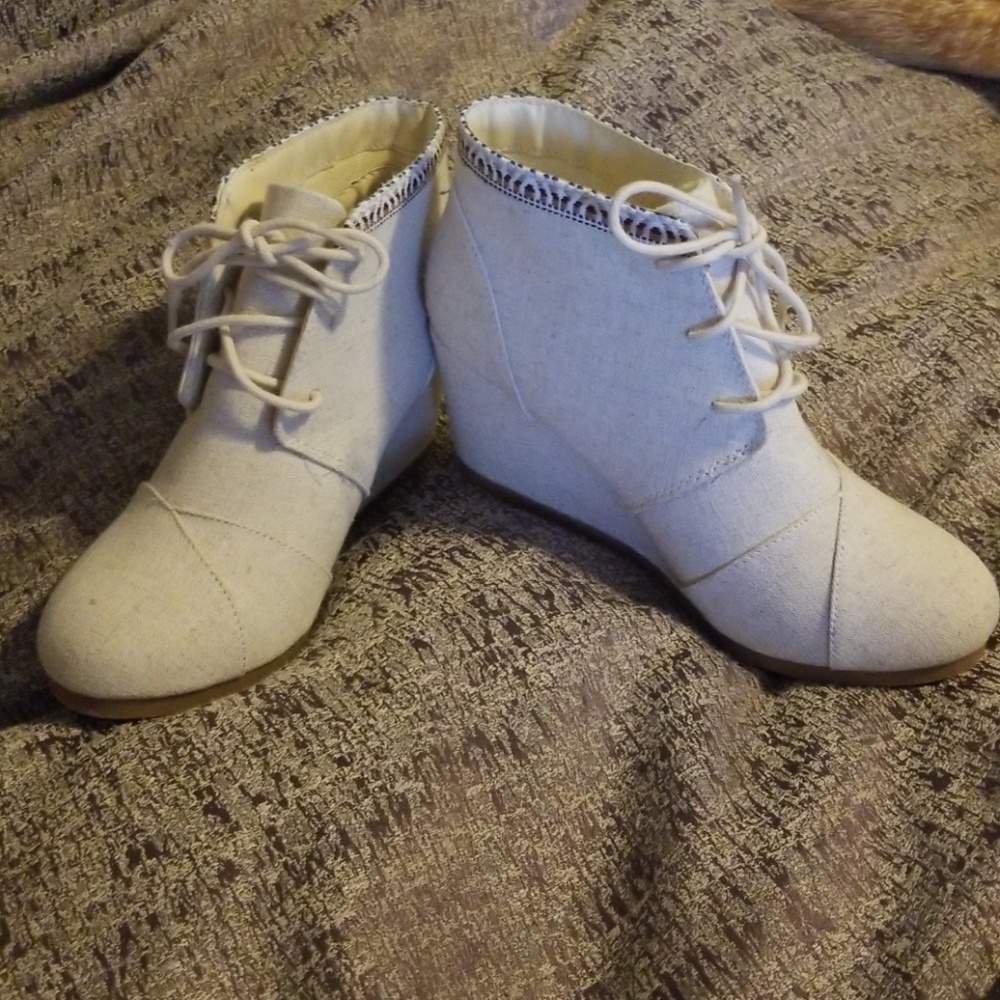 👠 White wedges